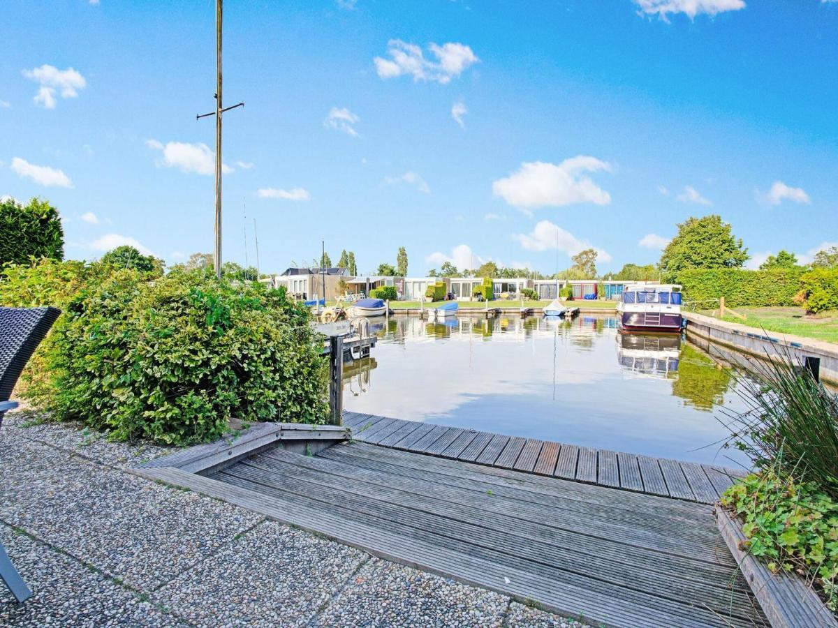 Holiday home Waterfront With Jetty Boornzwaag over de Wielen